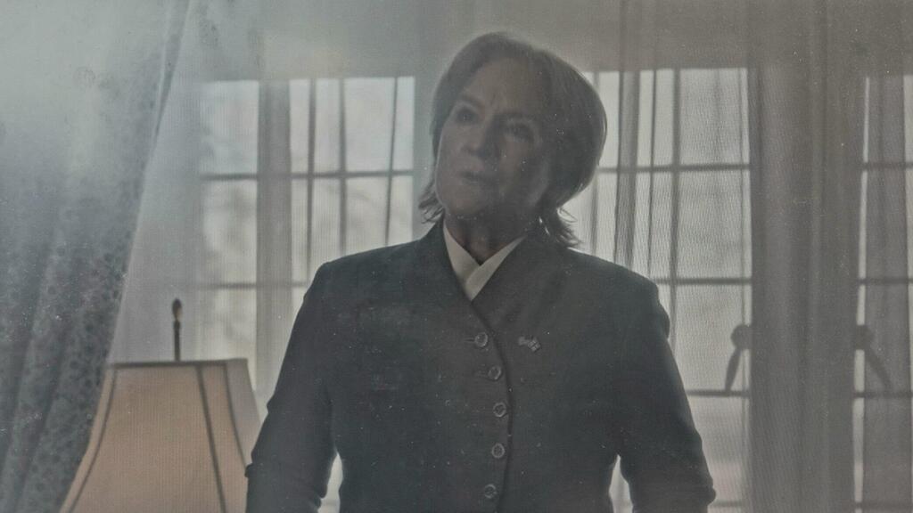 From 'The Diplomat' (Photo: Netflix) ענר שפירא, הרש גולדברג-פולין והסצנה מתוך "הדיפלומטית"