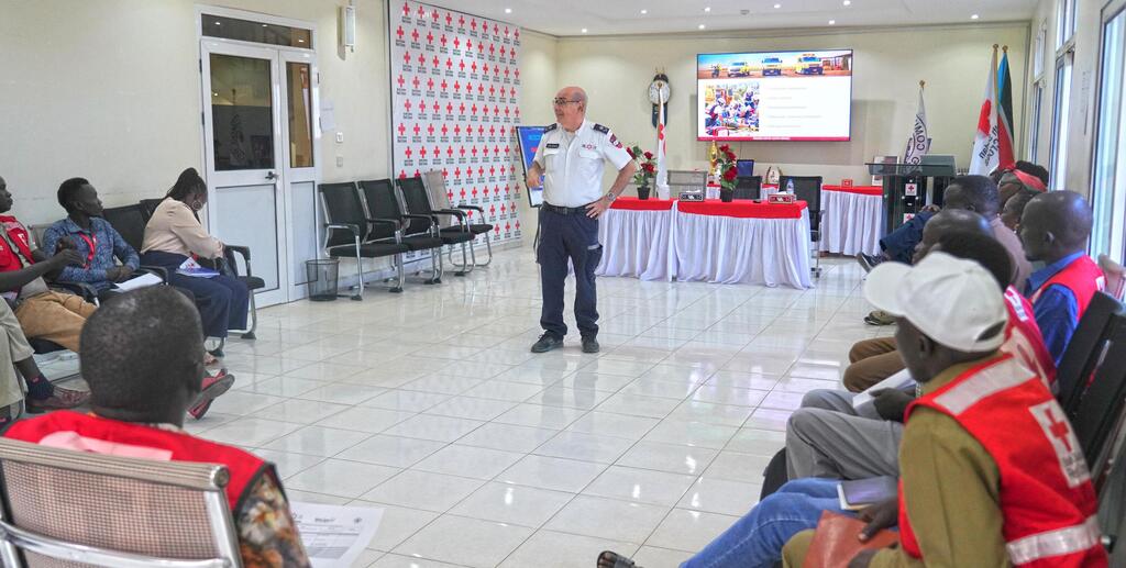 Israel's national emergency medical service, Magen David Adom (MDA), has trained local Red Cross first aid instructors to treat injuries using whatever materials they can find (Photo: Red Cross) Israel's national emergency medical service, Magen David Adom (MDA), has trained local Red Cross first aid instructors to treat injuries using whatever materials they can find
