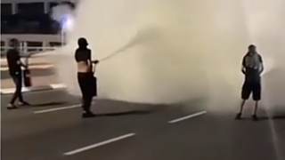  נערים משתמשים במטפים לונדליזם