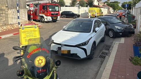 מד"א מבצע פעולות החייאה בגבר עם סימני שאיפת עשן משריפה בקריית עקרון