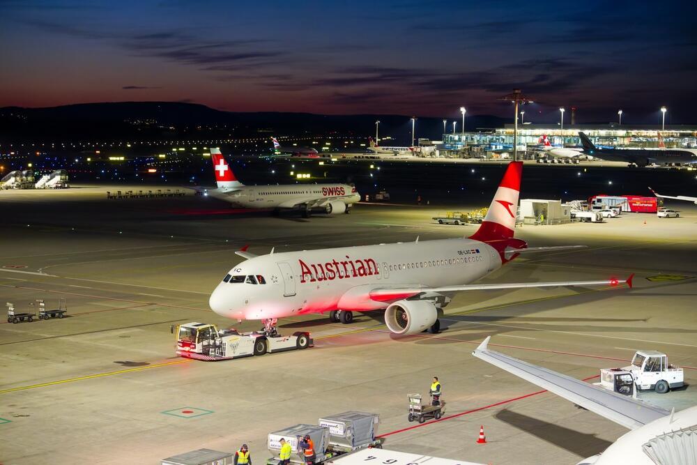An Austrian Airlines aircraft at a European airport (Photo: Michael Derrer Fuchs / shutterstock) מטוס של אוסטריאן אירליינס בנמל תעופה באירופה