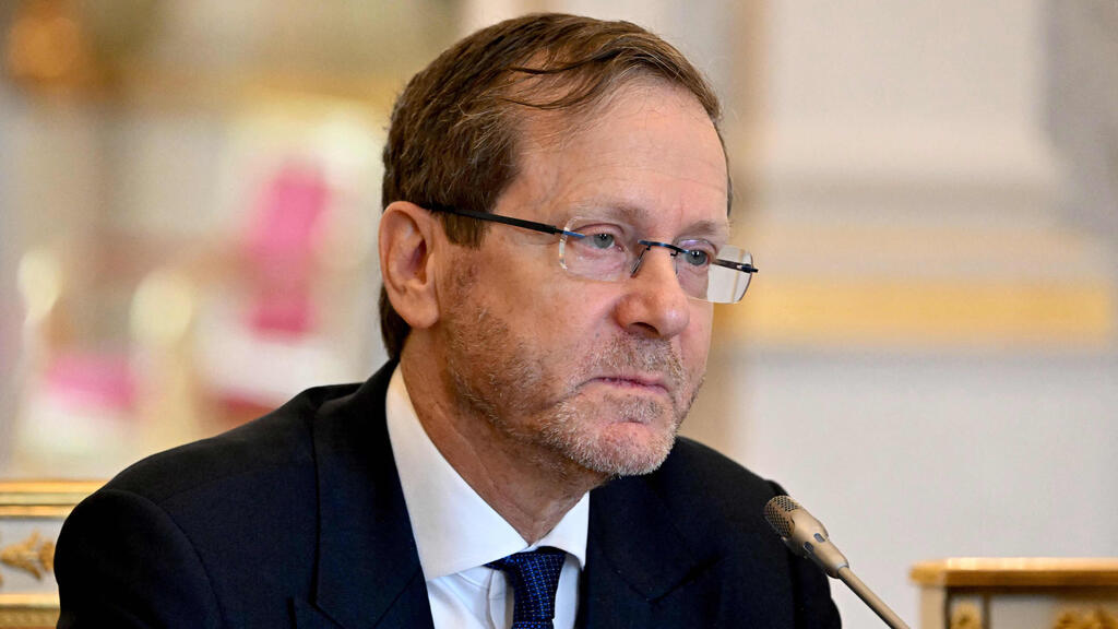 President Isaac Herzog will decide which candidate receives the first opportunity to form a government (Photo: Attila KISBENEDEK / AFP) נשיא המדינה יצחק הרצוג עם נשיא הונגריה אנדראש באקה ב בודפשט