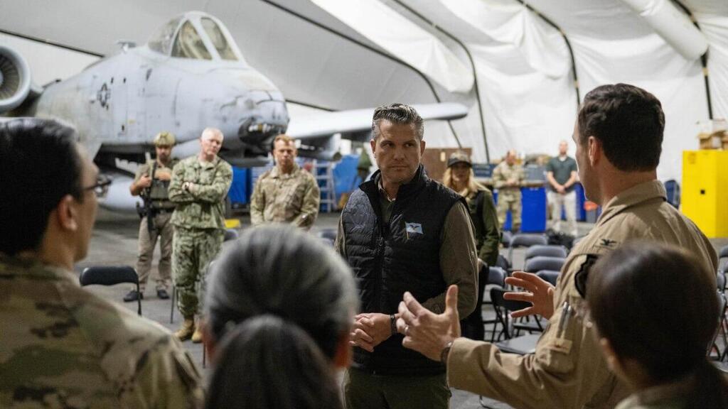 US Defense Secretary Pete Hegseth speaks with troops during a visit to U.S. Central Command's area of operations (Photo: U.S. Department of Defense) פיט הגסת' ביקור בגזרת פיקוד המרכז של ארה"ב שיחה עם חיילים