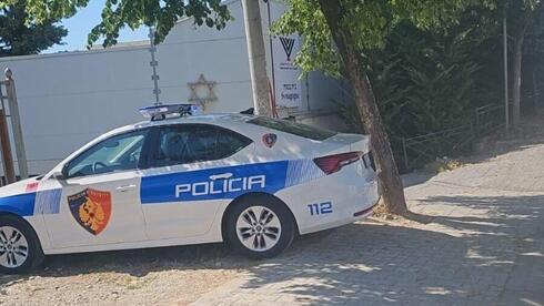 ניידת משטרה ליד אחד המוסדות היהודיים