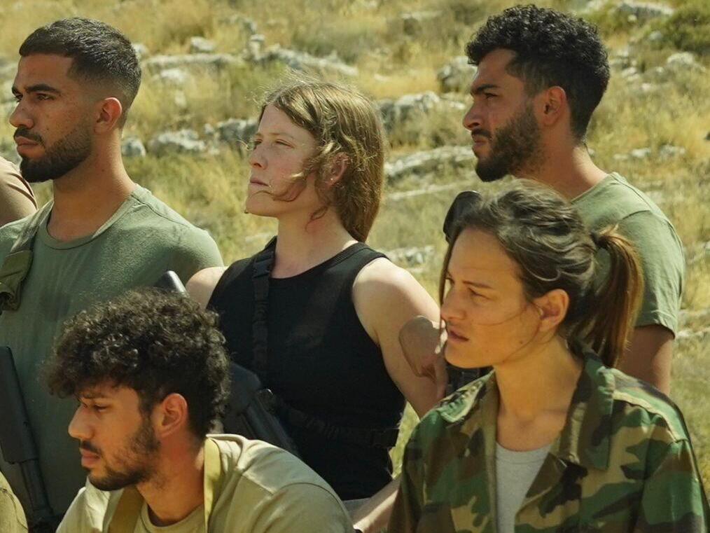  וירג׳יני חליפה־חג ב"פאודה"