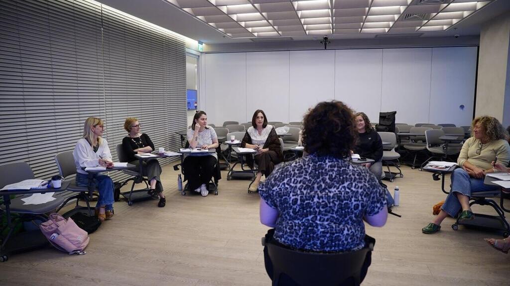 A volunteer training session at the Shira Line (Photo: Lior Sharon) מגזין סופ"ש: סדנת הכשרה למתנדבות בקו סיוע לנשים בזנות