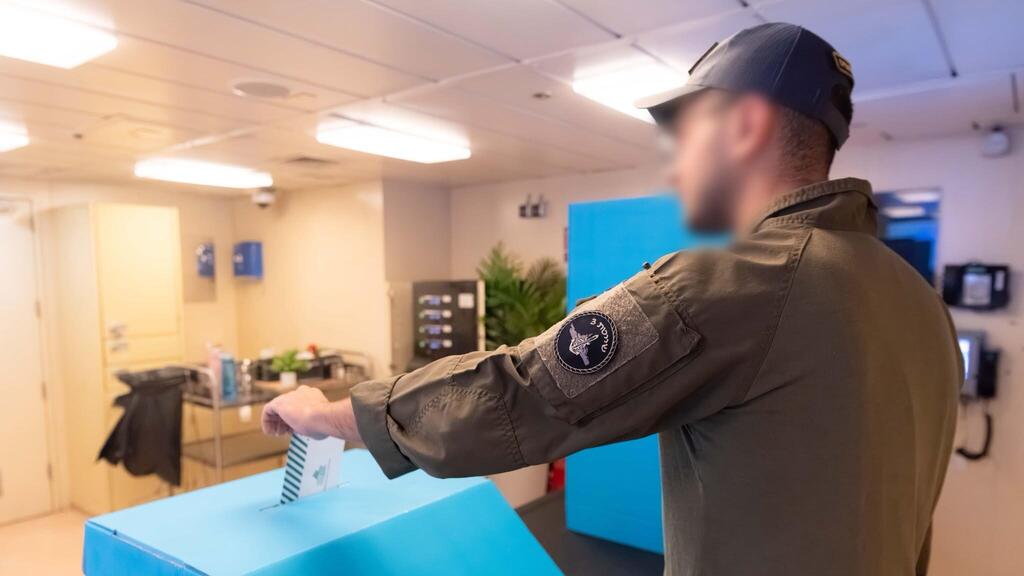Soldier voting at an IDF polling station (Photo: IDF) לוחמי ולוחמות צה"ל מצביעים בקלפיות הצבאיות