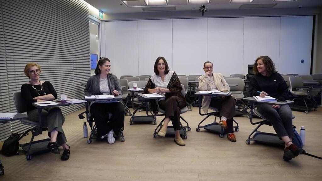 From right: Volunteers Sumud, Natalie, Galit, Lee and Tamar (Photo: Lior Sharon) מגזין סופ"ש: סדנת הכשרה למתנדבות בקו סיוע לנשים בזנות
