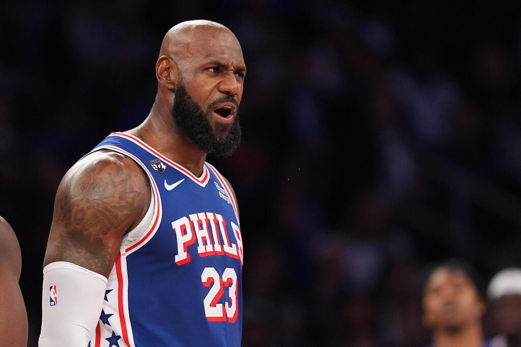LeBron James in his debut with the Philadelphia 76ers (Photo: Frank Franklin II/AP) לברון ג'יימס