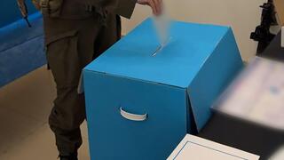 לוחמי ולוחמות צה"ל מצביעים בקלפיות הצבאיות