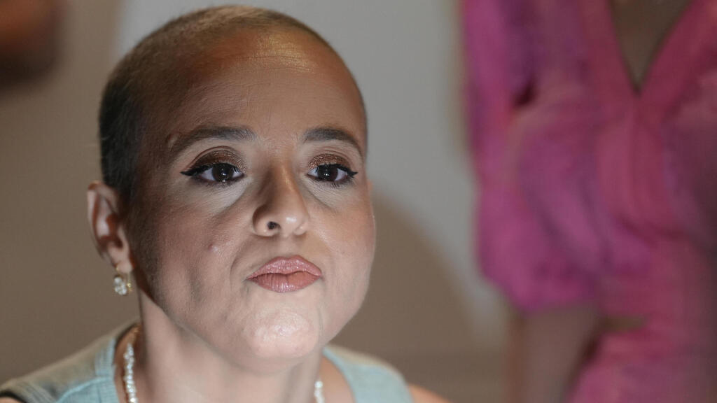 Breast cancer patients and survivors prepare backstage for a fashion show during Pink October in Tunis (Photo: REUTERS / Jihed Abidellaoui) חולות ומחלימות מסרטן השד מתכוננות מאחורי הקלעים של תצוגת אופנה במסגרת "אוקטובר הוורוד" בתוניס