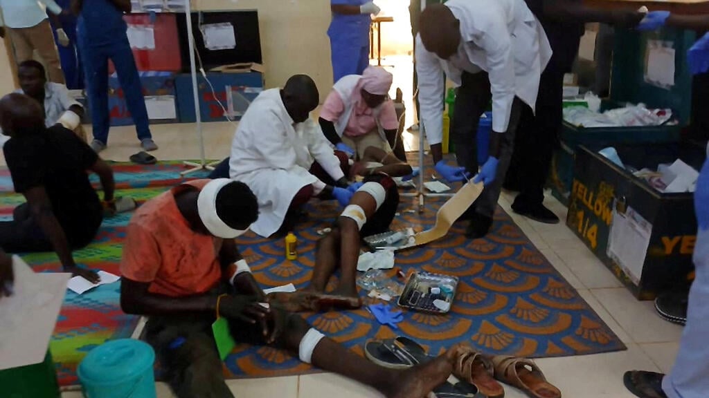 Wounded patients receive treatment at Ameth Bek Hospital in Abyei following the drone strike (Photo: REUTERS/Medecins Sans Frontieres/Handout via REUTERS) יותר מ-200 הרוגים במתקפת כטב"מים באזור אביי, שבמחלוקת בין סודן ל דרום סודן