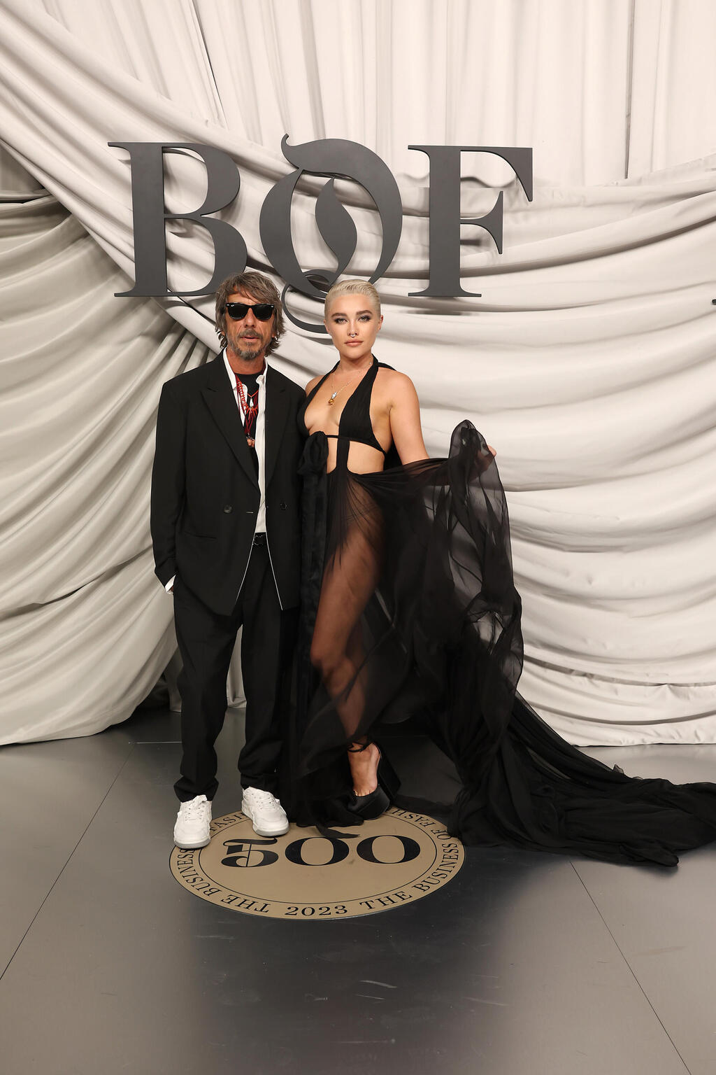 Florence Pugh with designer Pierpaolo Piccioli at Paris Fashion Week in 2023 (Photo: Pascal Le Segretain/Getty Images for The Business of Fashion) פלורנס פיו ופייר פאולו פיצ'ולי בשבוע האופנה בפריז, 2023