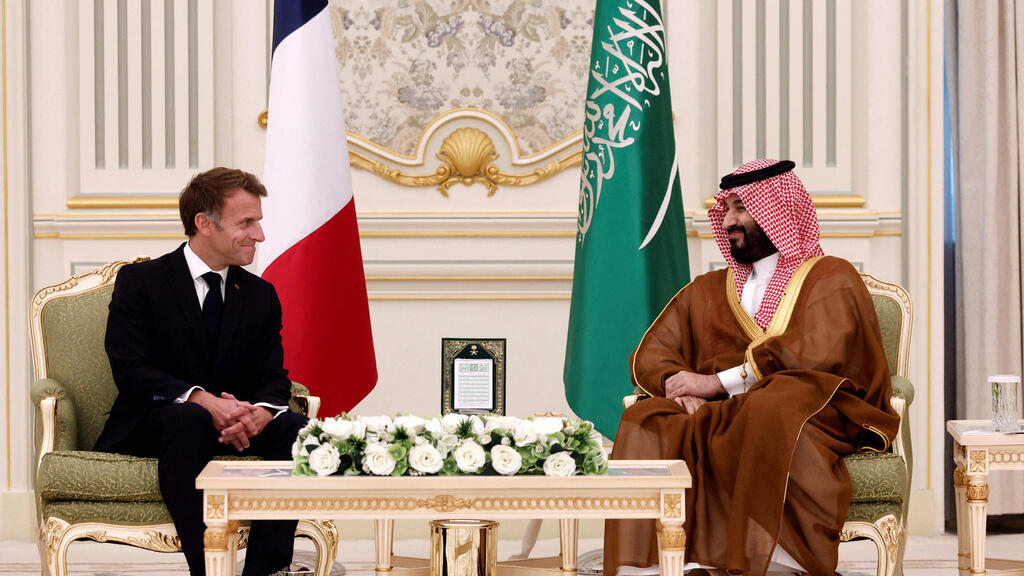 Macron meets Saudi Crown Prince Mohammed bin Salman in Riyadh during an unannounced visit focused on energy supplies (Photo: Benoit Tessier/Pool/AFP) נשיא צרפת עמנואל מקרון ביקור ב סעודיה פגישה עם יורש העצר מוחמד בן סלמאן