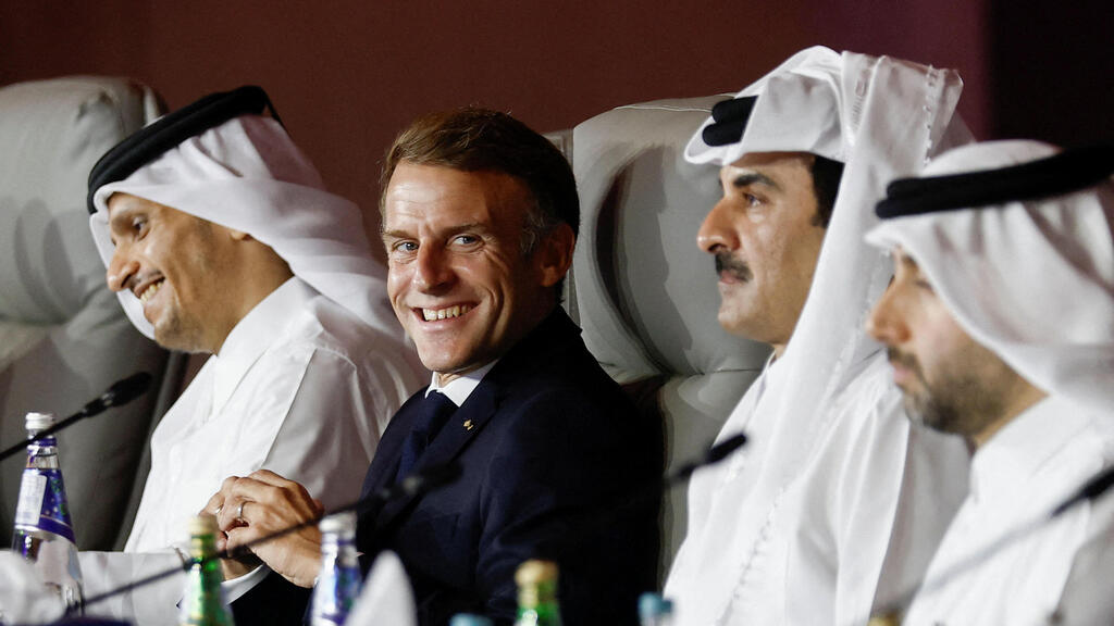 French President Emmanuel Macron during his visit to Qatar, where he criticized foreign leaders over claims about the riots (Photo: Benoit Tessier/Pool/AFP) נשיא צרפת עמנואל מקרון ביקור ב קטאר