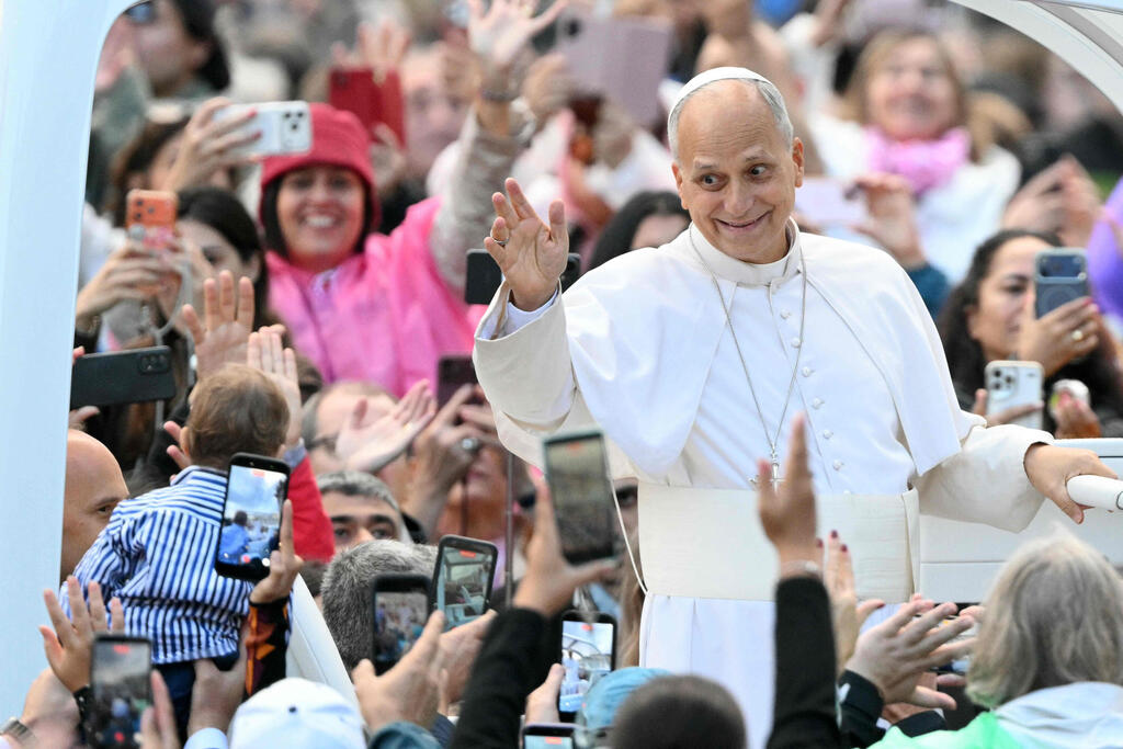 Pope Leo XIV upon his return to St. Peter's Square Wednesday (Photo: Tiziana Fabi / AFP) האפיפיור ליאו ה 14 לאו מפגש עם צליינים 21 אוקטובר 2026