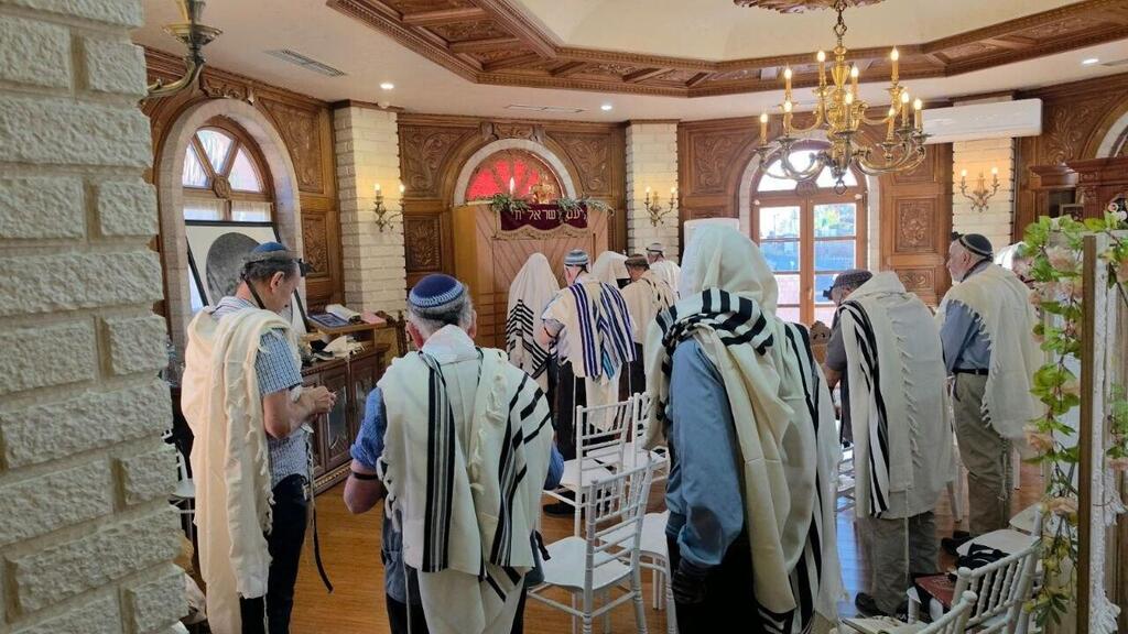 Photo: Jewish Community of Albania תפילה בבית הכנסת