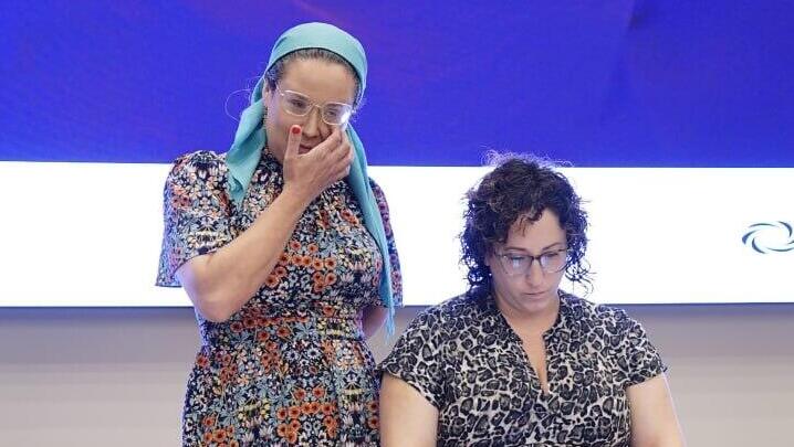 Bracha Shapira (left) with volunteer Anat Sara (Photo: Lior Sharon) מגזין סופ"ש: סדנת הכשרה למתנדבות בקו סיוע לנשים בזנות