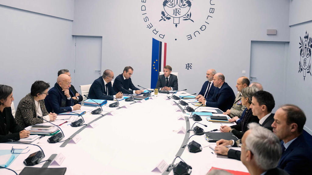 French President Macron in security meeting following riots (Photo: Teresa Suarez / POOL / AFP) נשיא צרפת מקרון בדיון ביטחוני בעקבות מהומות