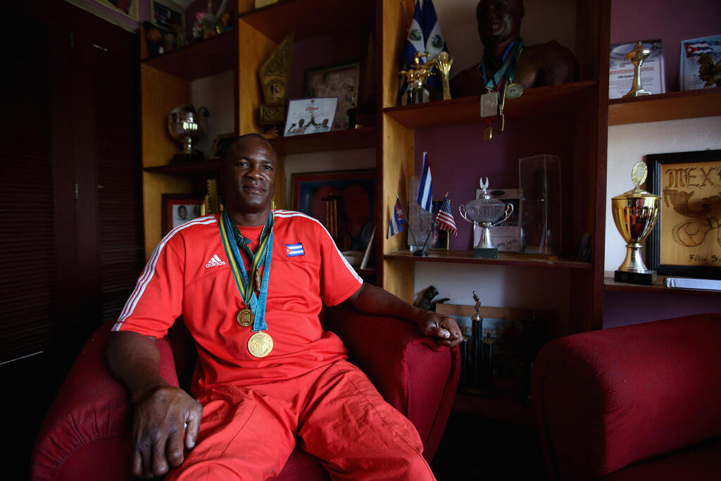 One of only three boxers in history to win three Olympic gold medals (Photo: Ezra Shaw/Getty Images) פליקס סאבון