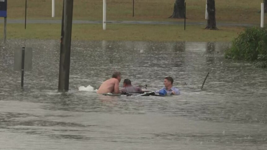 The moment the driver is rescued from the floodwaters (Photo: Reuters) כתב באוסטרליה קפץ למים כדי להציל נהג שנתקע בהצפות