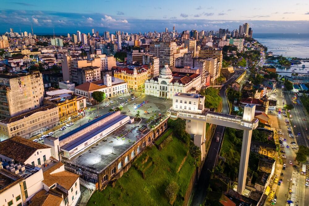 Aerial view of Salvador's historic center in Brazil at dusk (Photo: shutterstock / Donatas Dabravolskas) מבט מהאוויר על המרכז ההיסטורי של סלבדור, ברזיל, בשעות הערב