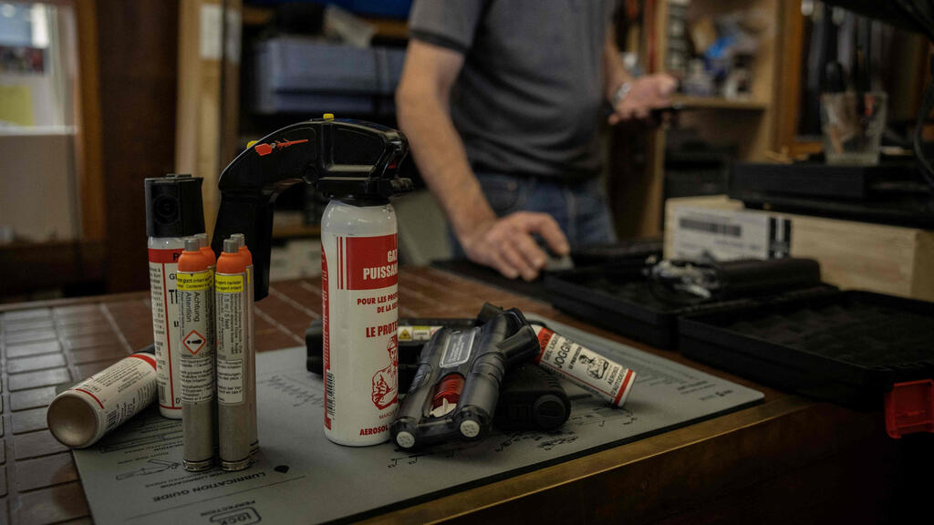 Sales of tear gas canisters has risen dramatically (Photo: Guillaume Baptiste / AFP) מכשירי גז מדמיע שנמכרים ב חנות נשק ב פריז צרפת מחשש לעוד מהומות