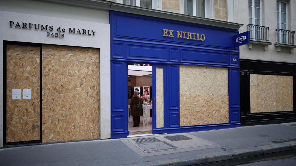 Store windows boarded up in Paris as they prepare for another weekend of violence (Photo: Stephane Mahe/Reuters) חנויות ב פריז שהתמגנו לקראת יום מחאה ב צרפת בשבת של 24 באוקטובר
