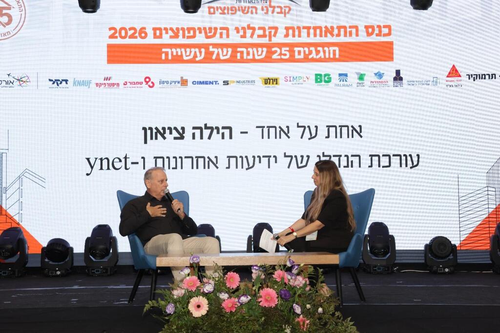 Israel Renovation Contractors Association Chairman Eran Siv speaks with ynet's Hila Tsion (Photo: Alom Talmi) ערן סיב, יו"ר התאחדות קבלני השיפוצים, בראיון עם הילה ציאון, עורכת הנדל"ן של קבוצת ידיעות אחרונות ו-ynet