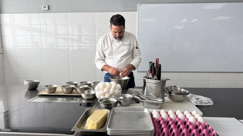 Chef David Sadi; the secret lies in the pan's temperature (Photo: Sapir Gordo) חביתה אומלט ביצים