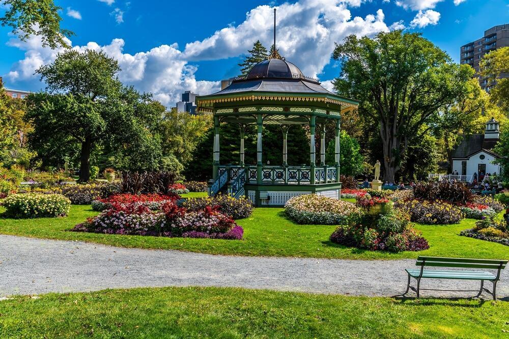 The Halifax Public Gardens in Nova Scotia, Canada (Photo: shutterstock / Nicola Pulham) הגנים הציבוריים של הליפקס, נובה סקוטיה, קנדה