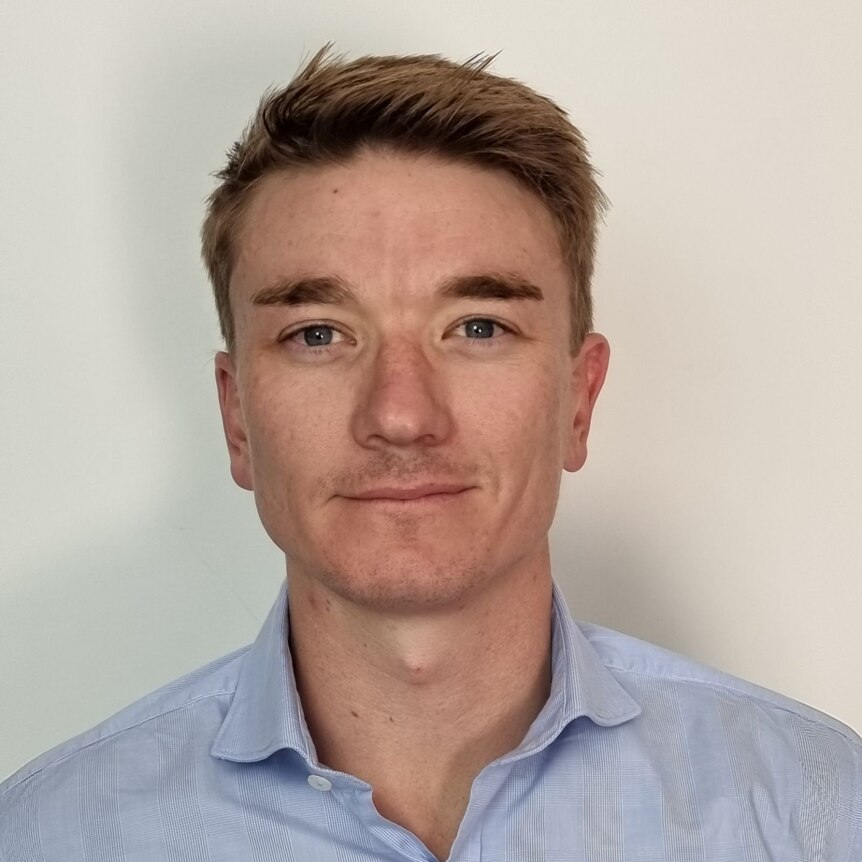 Australian journalist Will Murray (Photo: ABC Australia) וויל מארי, עיתונאי באוסטרליה שהציל אדם ששקע עם רכבו בשיטפונות
