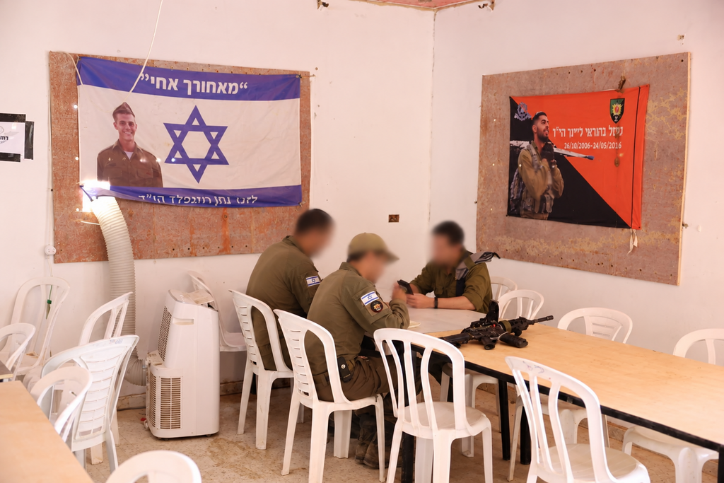 The dining hall, with photographs of fallen soldiers (Photo: Gadi Kablo) יואב קרן ו גדי קבלו עם גדוד 9 ב עומק הרצועה רצועת עזה