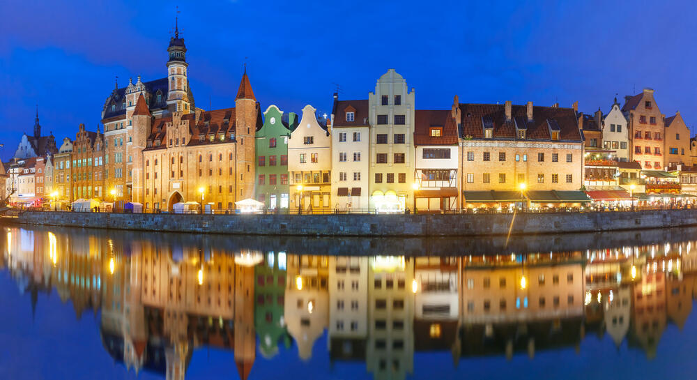 Historic buildings in Gdańsk's Old Town along the Motława River at dusk (Photo: shutterstock / kavalenkava) מבני העיר העתיקה של גדנסק לאורך נהר מוטלבה בשעות הערב