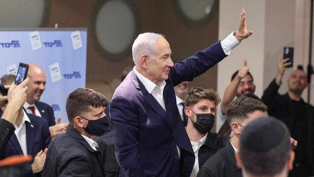Prime Minister Benjamin Netanyahu campaigning in Netanya, one of the cities at the center of Likud's final turnout drive (Photo: JACK GUEZ / AFP) בנימין נתניהו קמפיין בחירות בנתניה