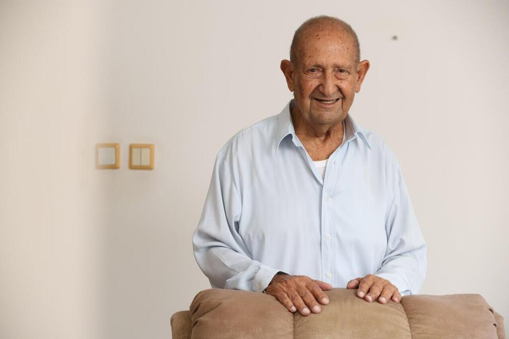 Pinchas Avhar, 91, who first voted in 1955. 'There weren't as many party lists as there are today' (Photo: Elad Gershgoren) "לא היו הרבה רשימות". אבהר