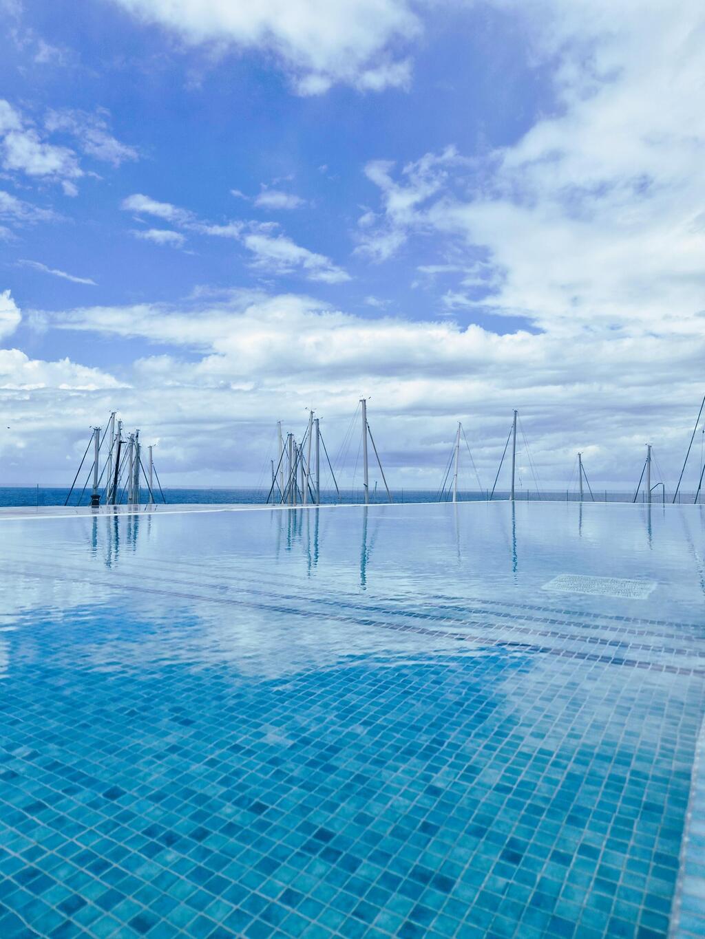 The Yacht hotel's rooftop infinity pool: Scheduled to reopen ahead of summer (Photo: Asaf Rosen) מלון The Yacht