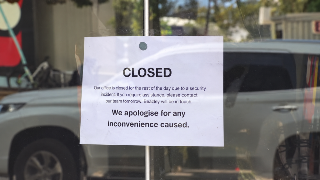 Hannah Beazley’s electorate office closed after the alleged attack (7NEWS) השלט במשרדה של השרה האנה ביזלי בפרת', אוסטרליה