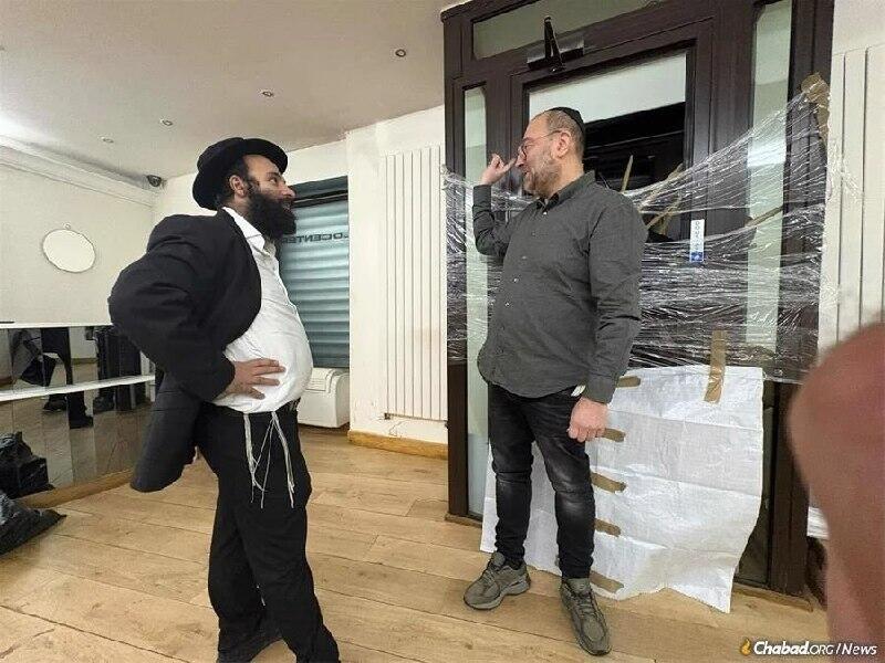 Rabbi Meir Shlomo Lubecki visits a Jewish shopkeeper whose business was vandalized (Photo: chabad.org) הרב מאיר שלמה לובעצקי מבקר יהודי שחנותו הושחתה