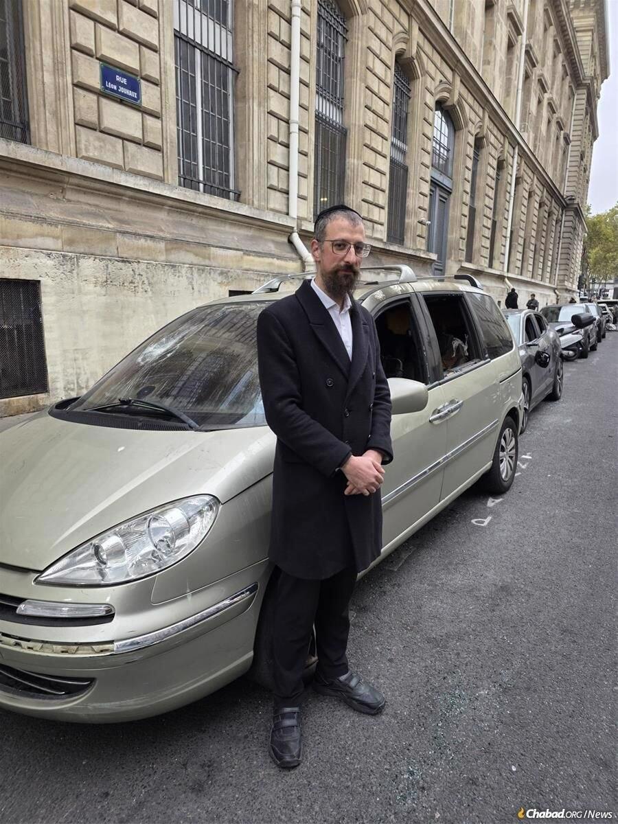 Rabbi Moyche (Moshe) Cohen (Photo: chabad.org) הרב כהן ליד מכוניתו שנפגעה במהומות