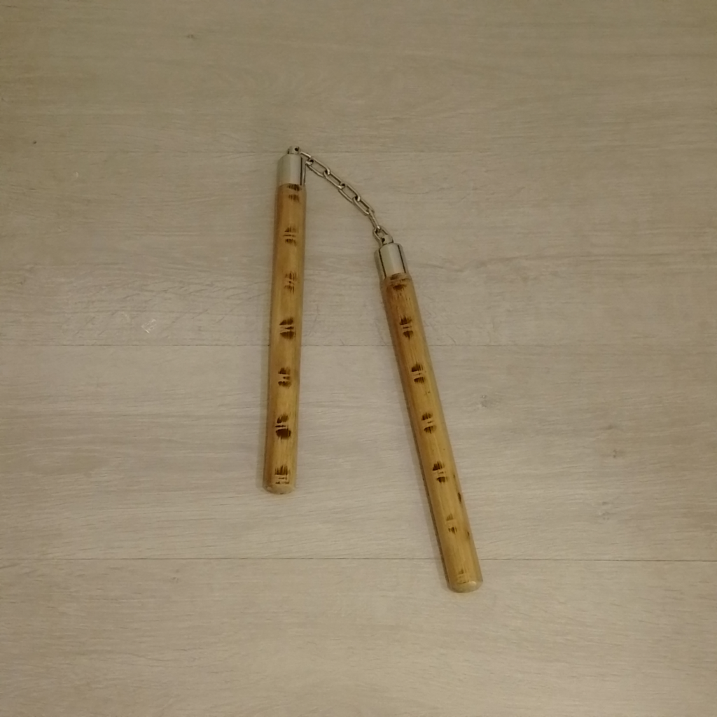 Illustrative: Nunchucks (Photo: Think321 / Wikimedia Commons) נונצ'קו