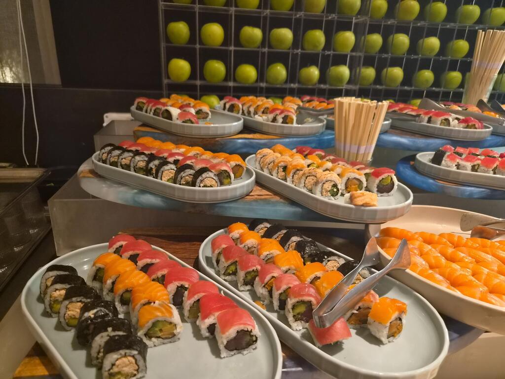 The sushi station: Much more than a token buffet offering (Photo: Asaf Rosen) מלון The Yacht