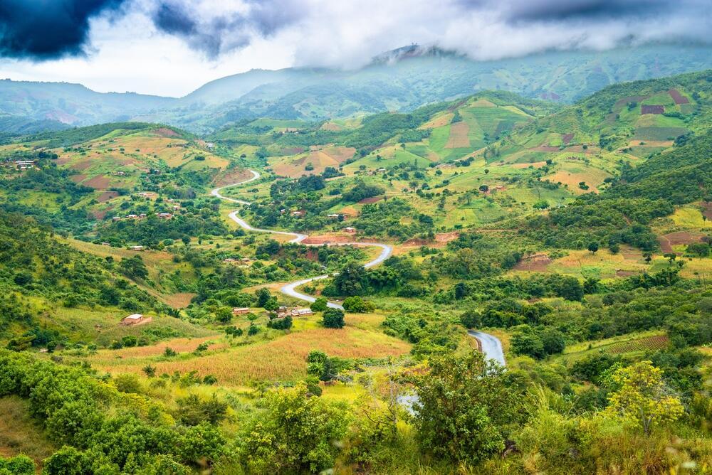 Green hills and valleys in Malawi, southeastern Africa (Photo: shutterstock / Kamran Ali) גבעות ועמקים ירוקים במלאווי שבדרום-מזרח אפריקה
