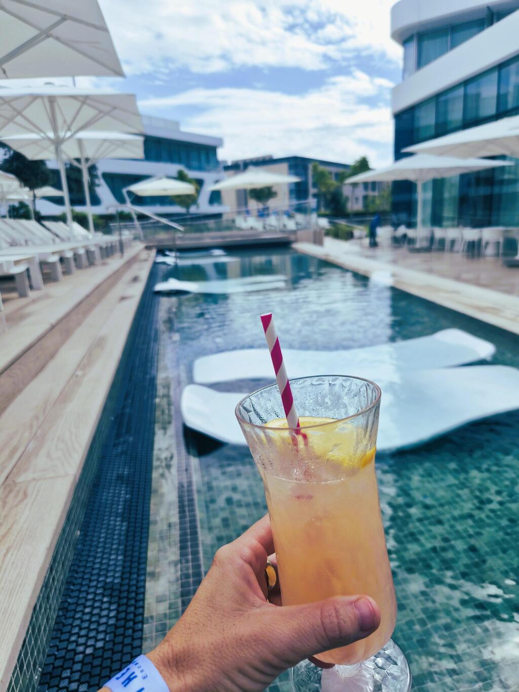 The Yacht hotel: Settling in beside the pool with a cocktail (Photo: Lee Besor) מלון The Yacht