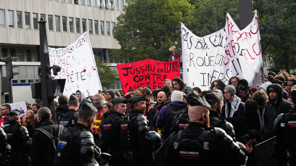 A demonstration in Paris on Thursday, allowed by the court (Photo: Teresa Suarez/AP) הפגנה ב פריז כחלק ממחאת התלמידים צרפת