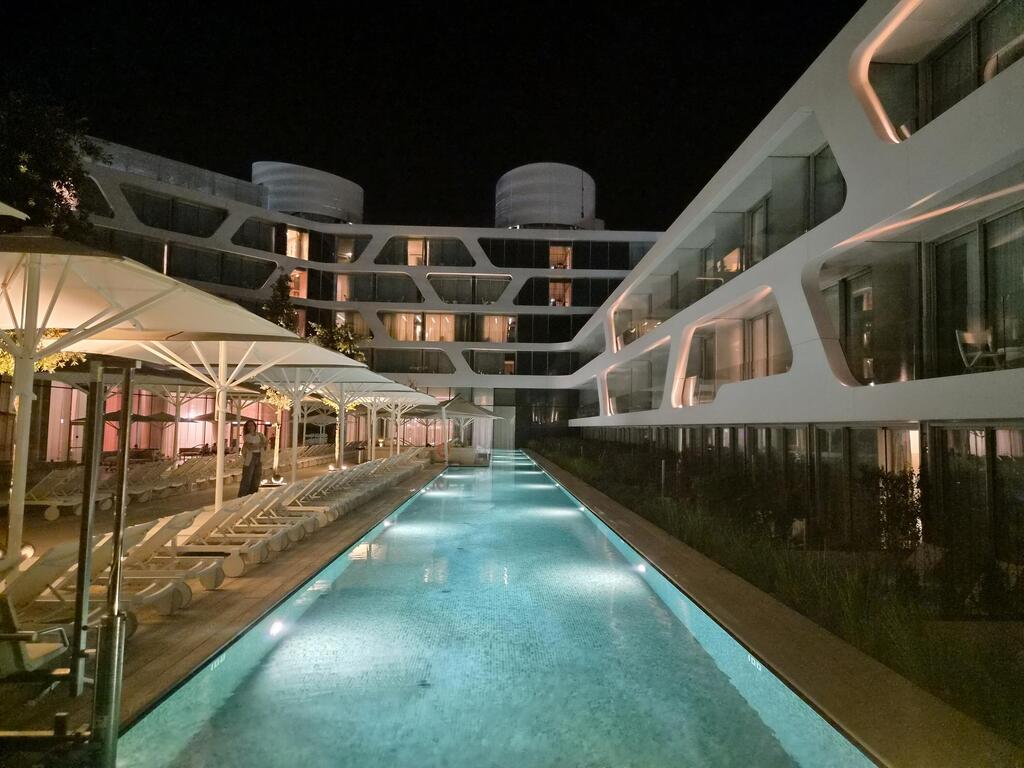 The Yacht hotel: The illuminated swimming pool is a wonderful place to relax after dinner (Photo: Asaf Rosen) מלון The Yacht