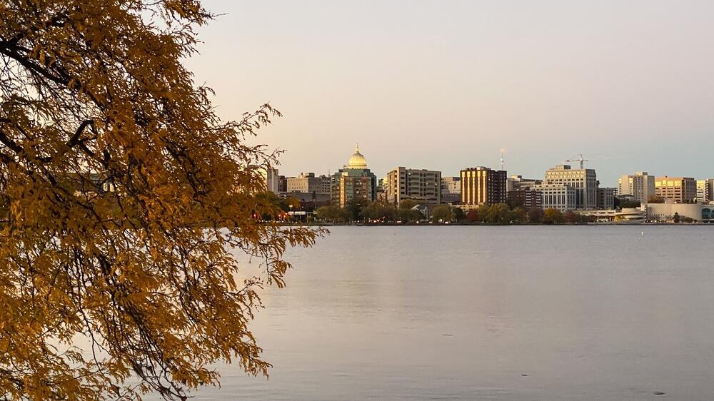 The Wisconsin State Capitol and Madison skyline overlooking Lake Monona at sunset (Photo: shutterstock / Kurt Nichols) בניין הקפיטול וקו הרקיע של מדיסון, ויסקונסין, מעל אגם מונונה בשעת שקיעה