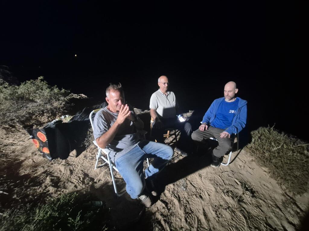 Meditating to make contact with extraterrestrials (Photo: Assaf Kamar) לילה בגבעת העב"מים