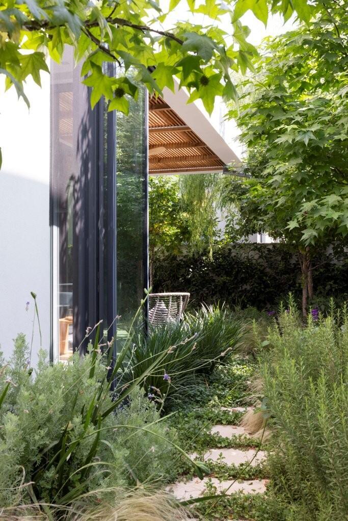 In public, cultural, and artistic spaces, vegetation can also serve as an organizing element and a mediator between people and their environment 