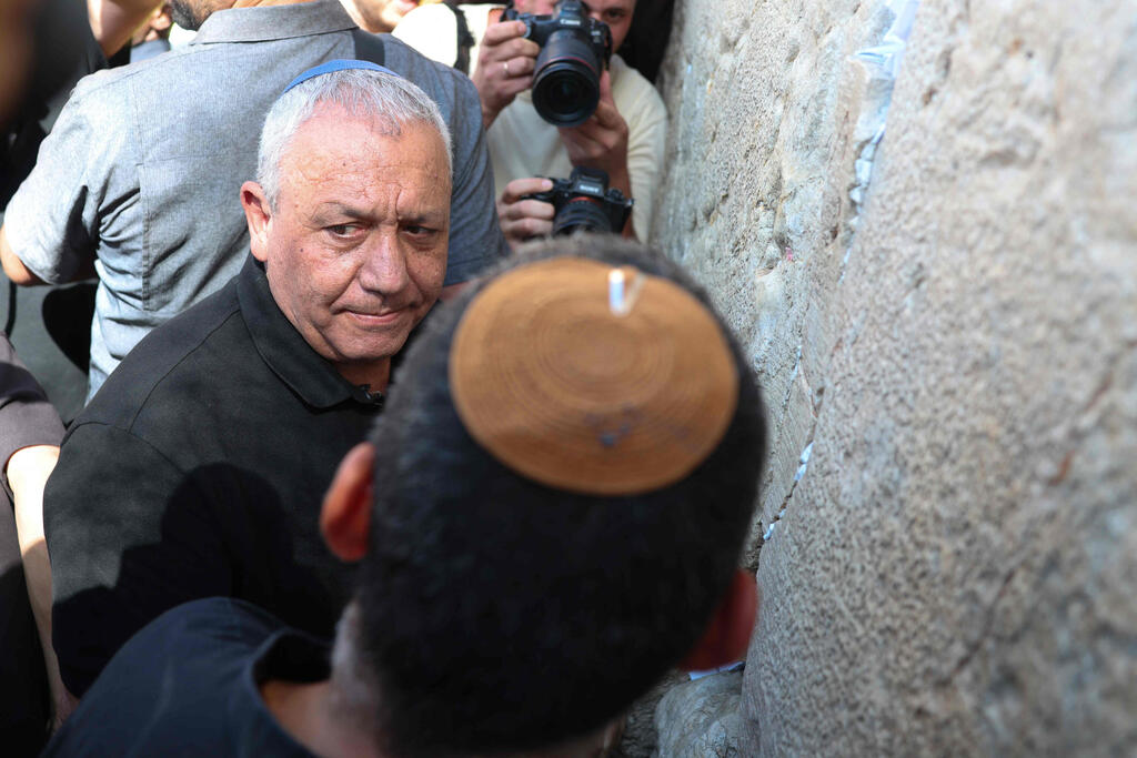 Gadi Eisenkot at the Western Wall in Jerusalem (Photo: Menahem KAHANA / AFP) גדי איזנקוט בכותל